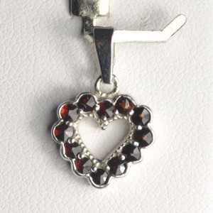 Stříbrný přívěšek srdíčko - český granát