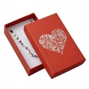 Červená dárková krabička na soupravu šperků s ornamentálním srdcem